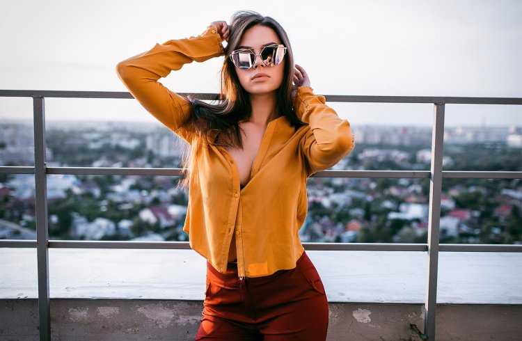 Стильная девушка в очках