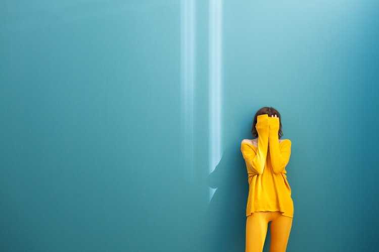 Женщина на бирюзовом фоне