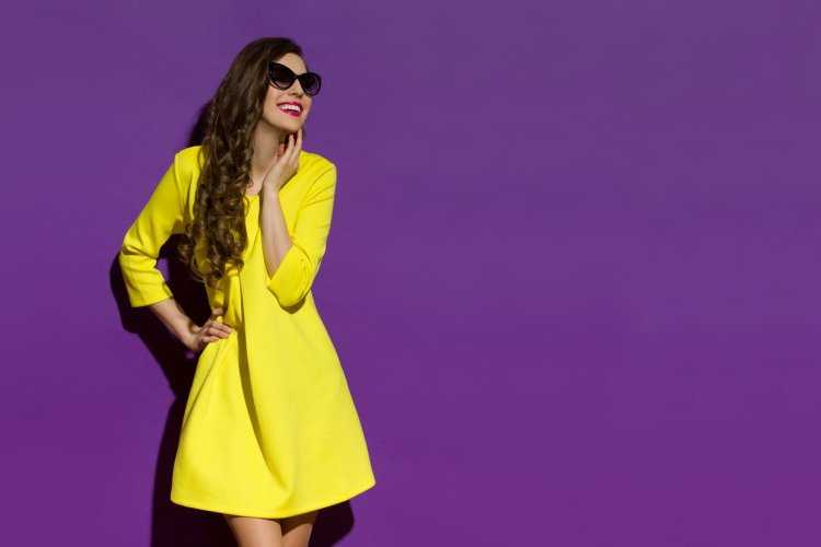 Девушка в очках на желтом фоне