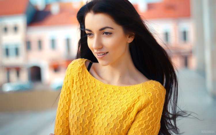 Девушка в желтом свитере