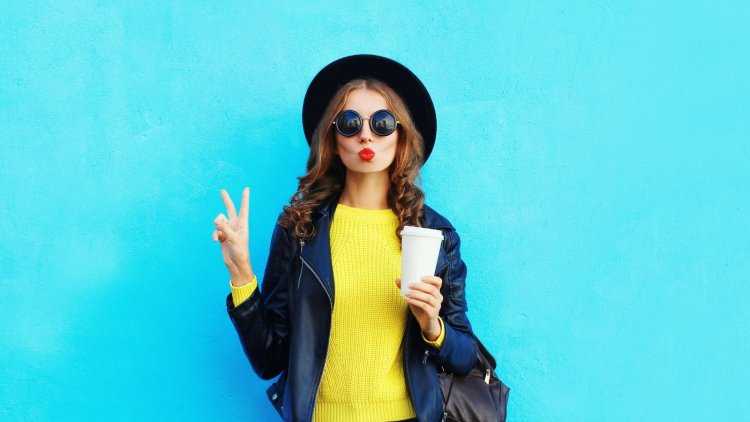 Брюнетка в желтой одежде36