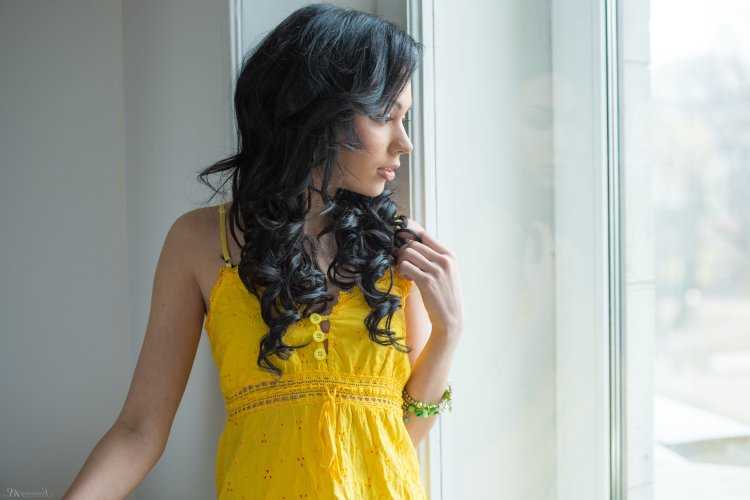 Брюнетка в желтом платье