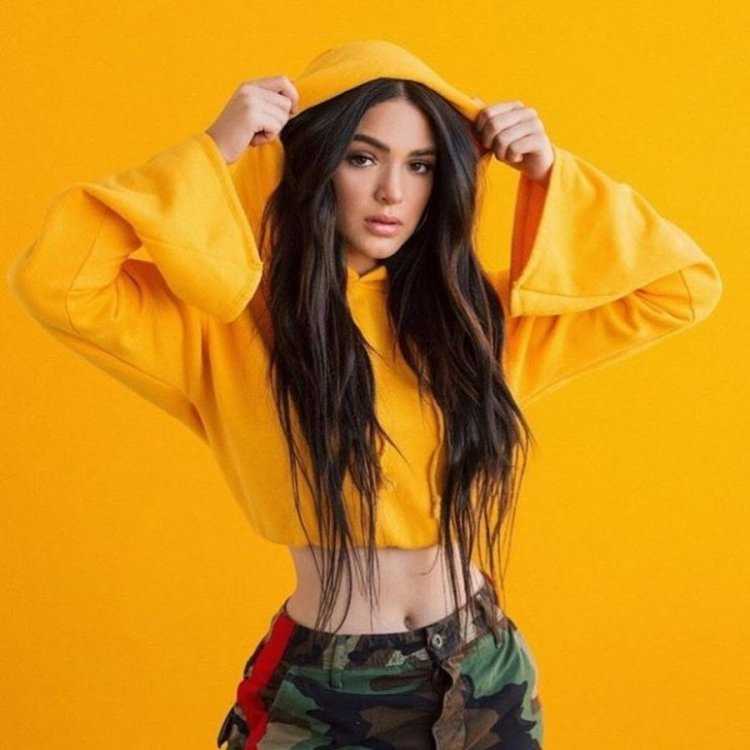 Девушка в желтой кофте