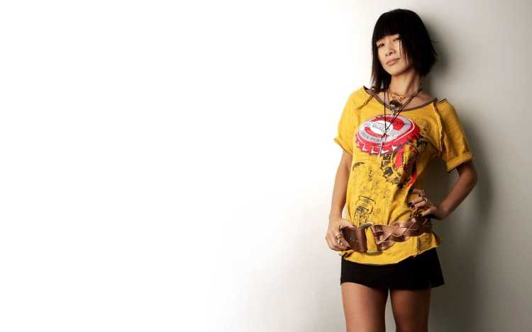 Девушка в желтой рубашке