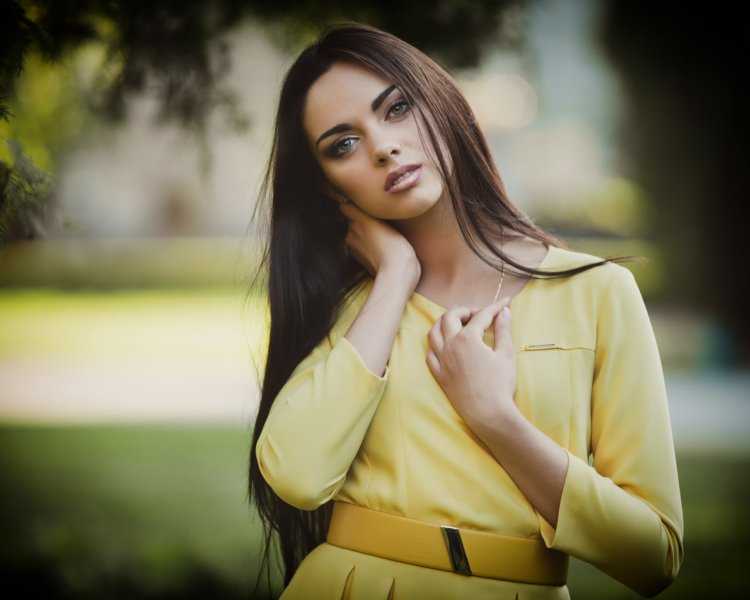 Брюнетка в желтой одежде69