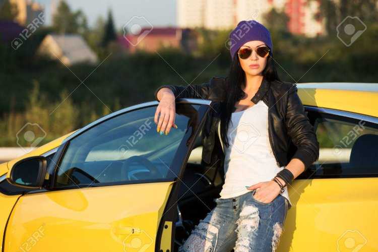 Девушка в очках возле машины