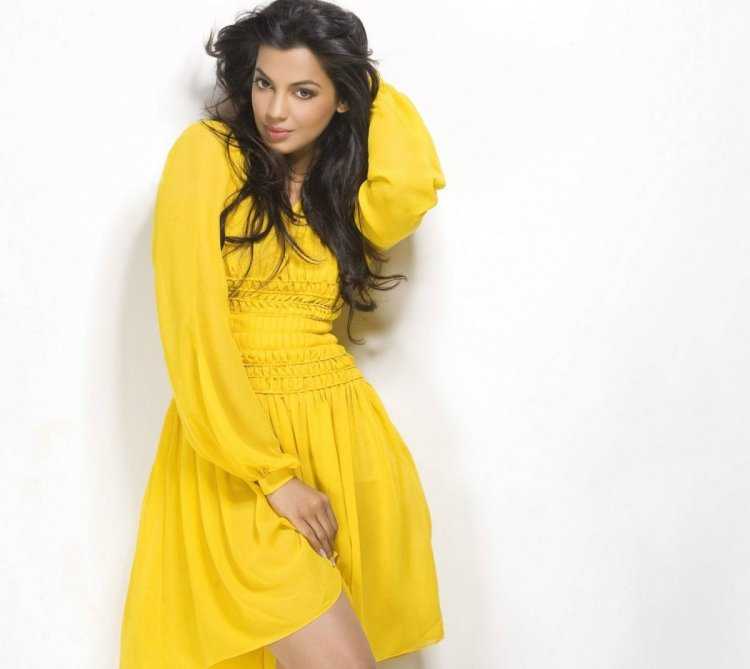 Девушка в желтом платье