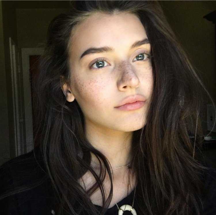 Jessica Clements в профиль