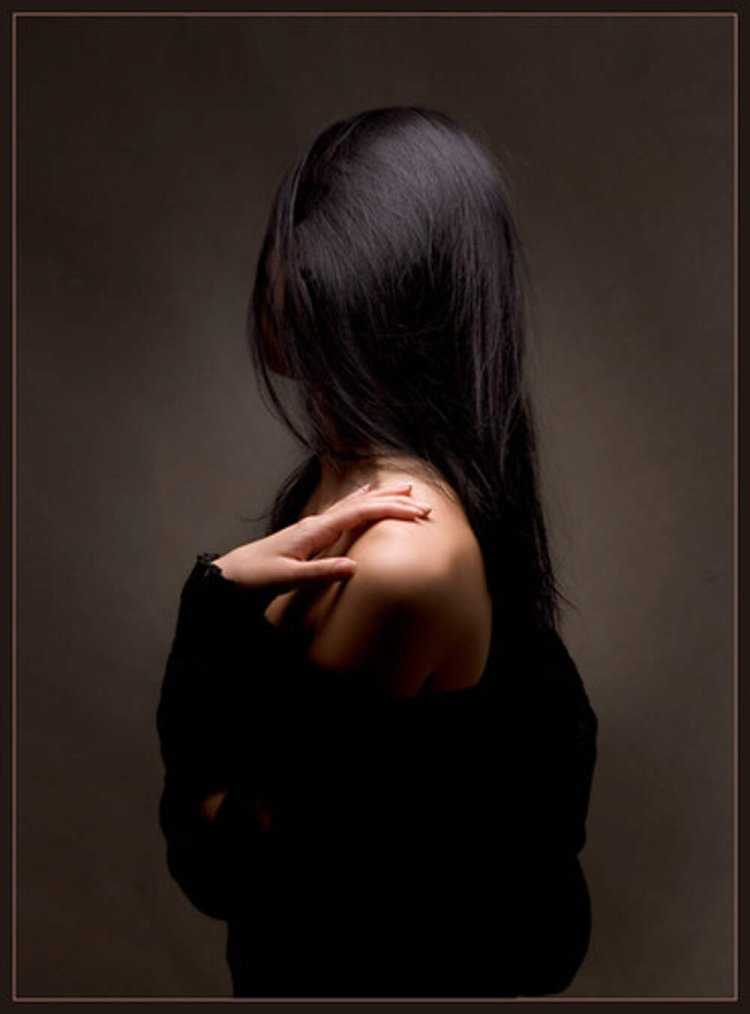 Со спины черноволосая женщина