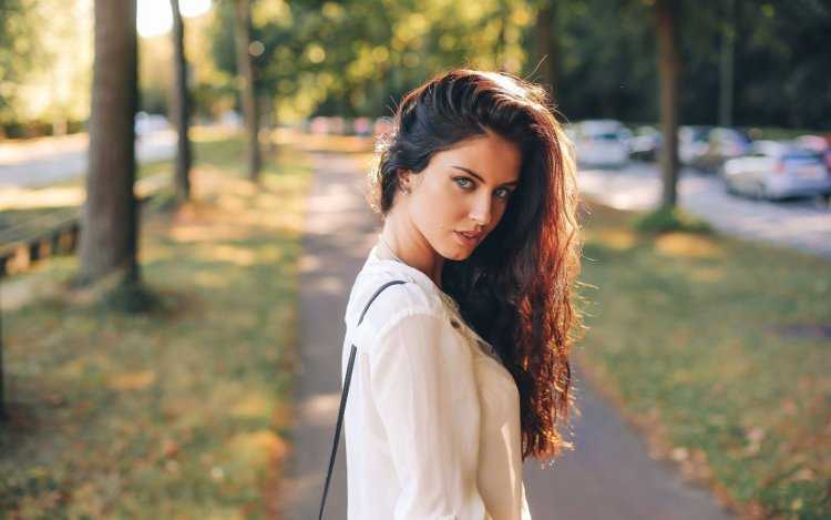 Девушка боком