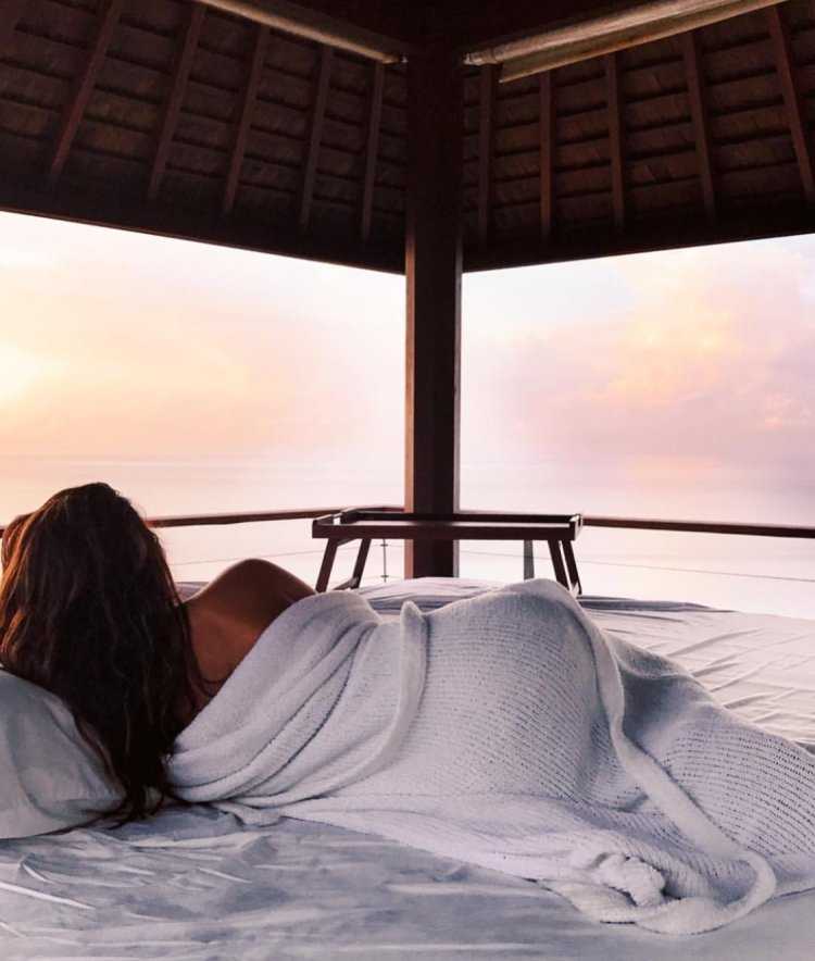 Спокойной ночи брюнетка