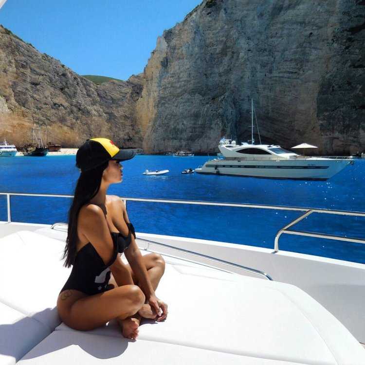 Брюнетка на катере