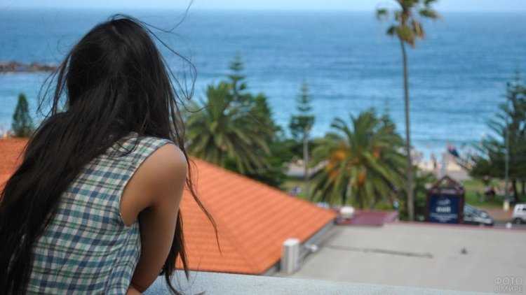 Брюнетка со спины