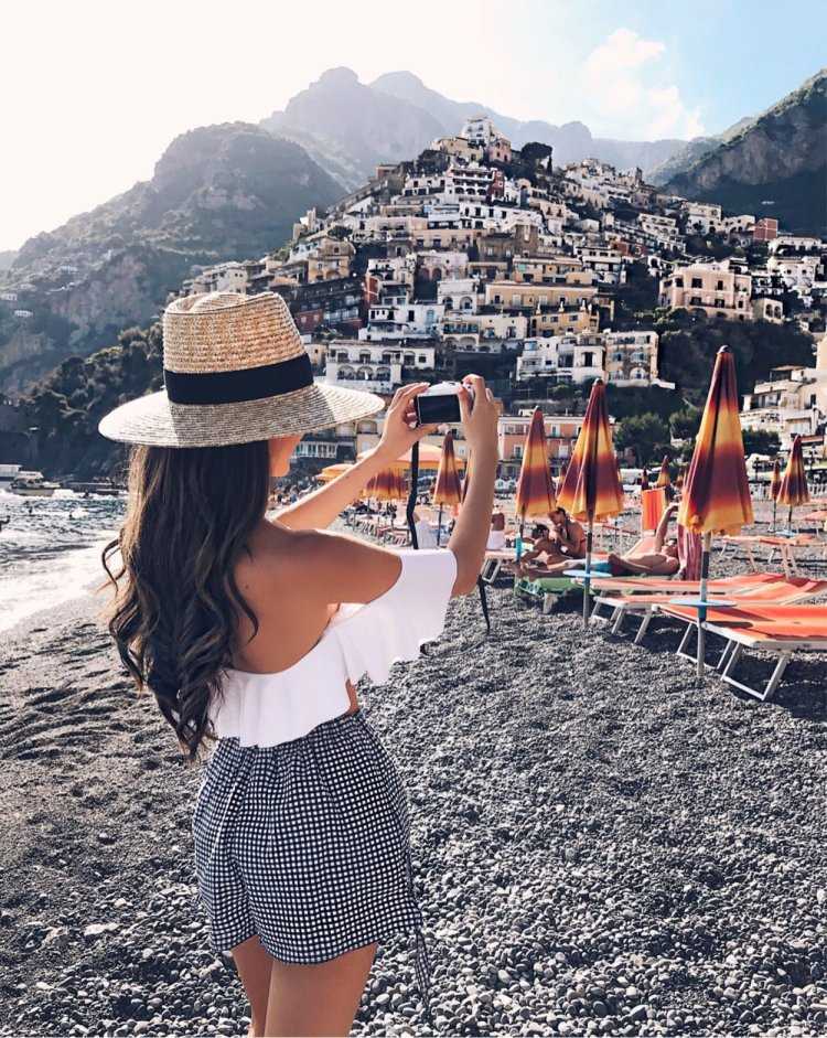 Красивая девушка путешествует