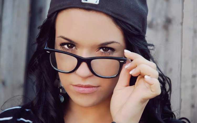 Красивые девушки в очках