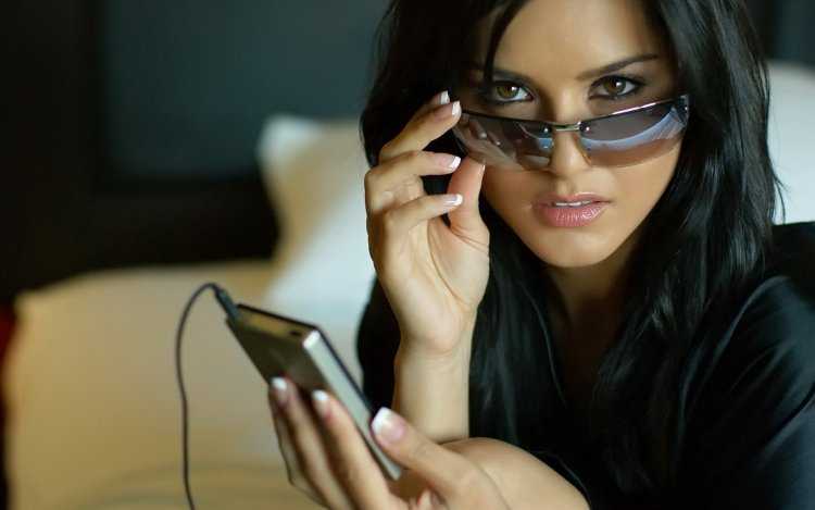 Санни Леоне в чёрных очках