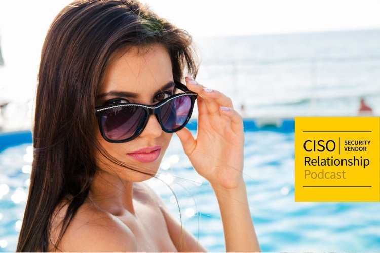 Девушка в солнечных очках