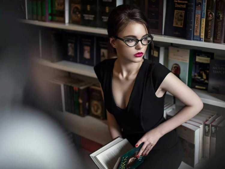 Брюнетка за столом в очках60