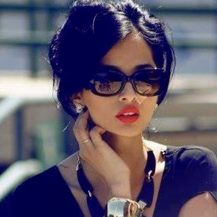 Брюнетка за столом в очках63