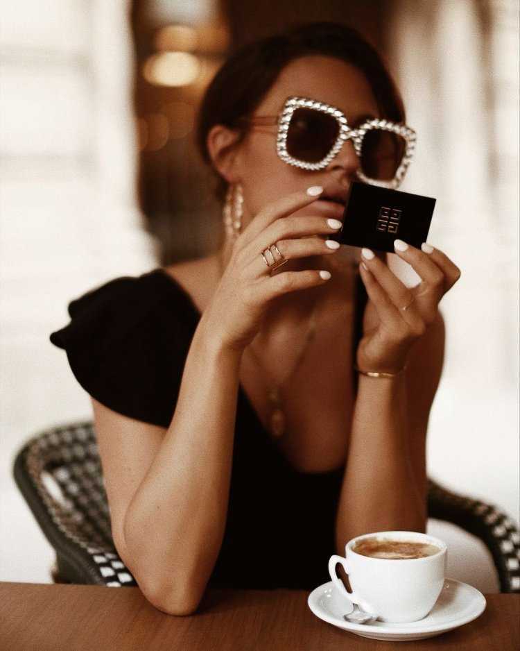 Гламурная девушка с кофе