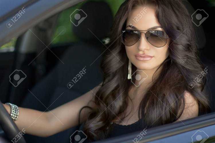 Девушка за рулем в очках солнцезащитных