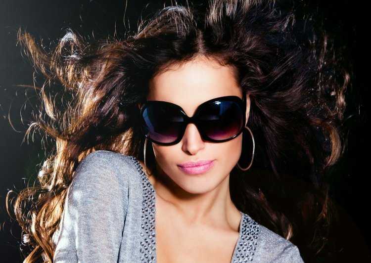 Девушка в темных очках