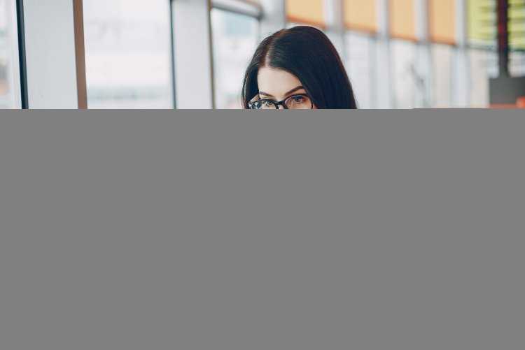 Девушка в очках за компьютером