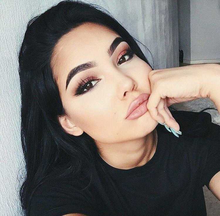 Черные волосы и черные брови