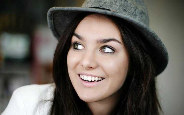 Брюнетка улыбка