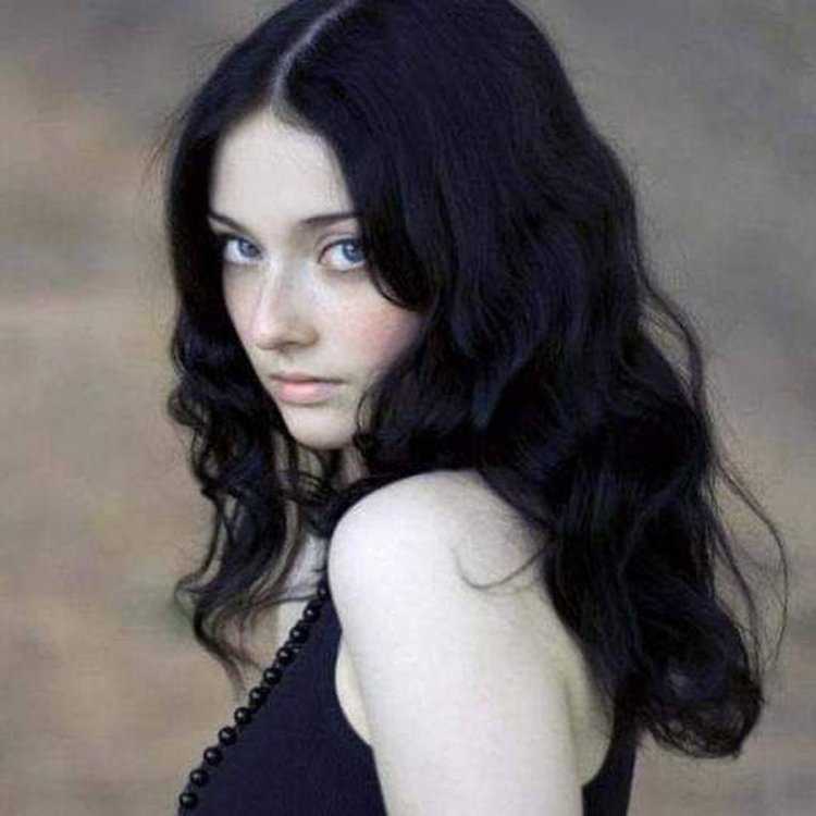 Девушка с черными волосамм