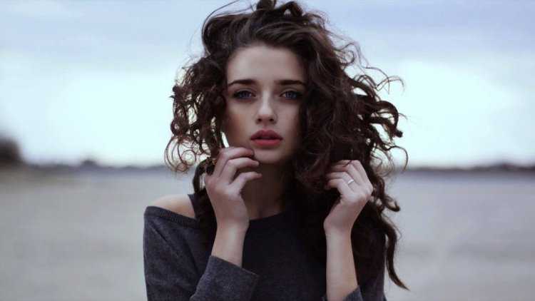 Девушка с вьющимися каштановыми волосами