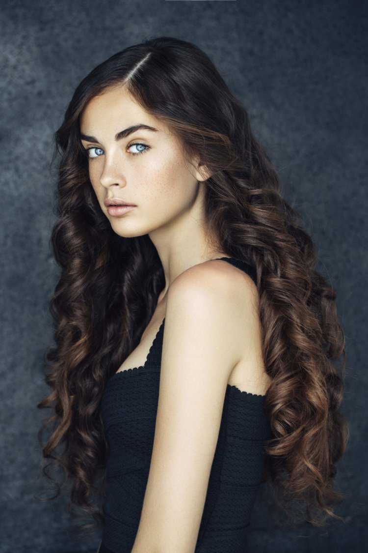 Брюнетка с голубыми глазами