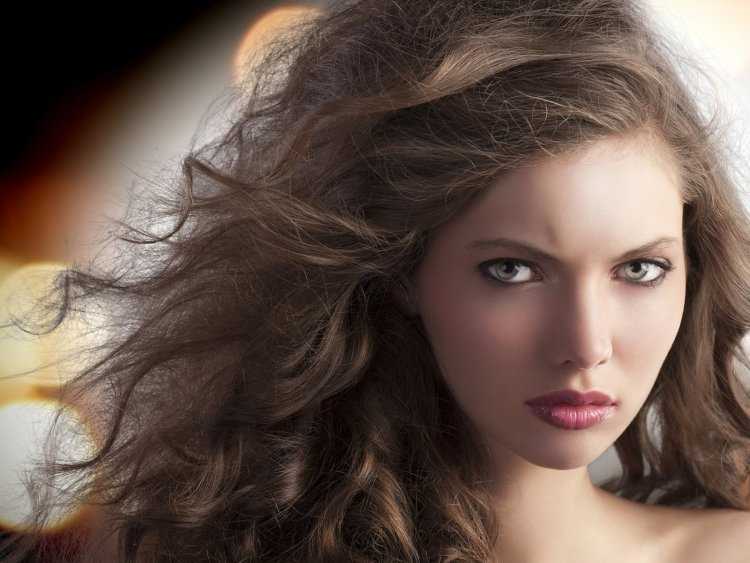 Шатенка с вьющимися волосами