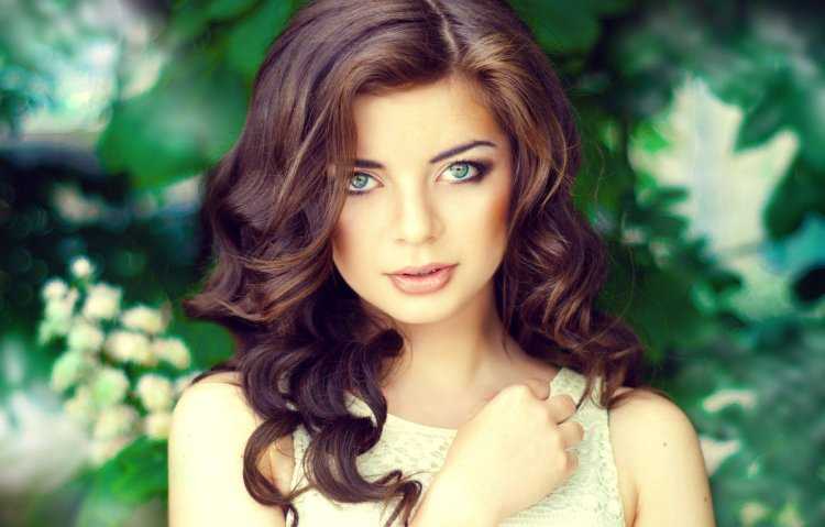 Девушка с каштановыми кудрями