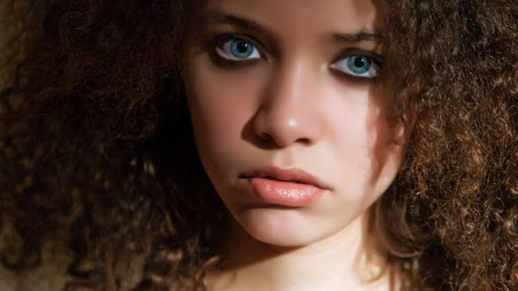 Кудрявая голубоглазая девушка