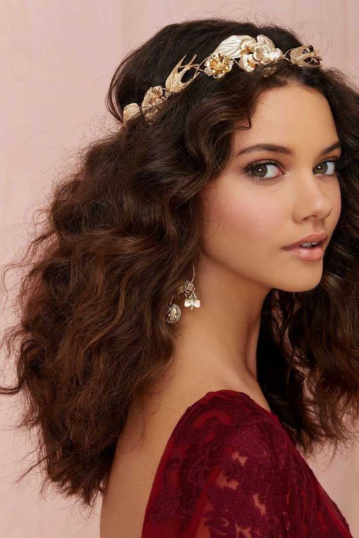 Кудрявые каштановые волосы