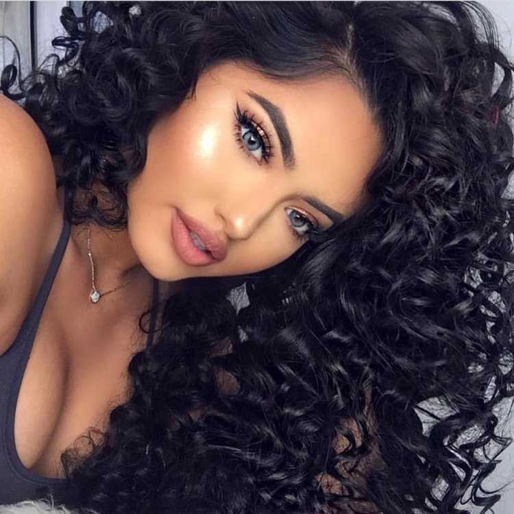 Брюнетка с пышными волосами