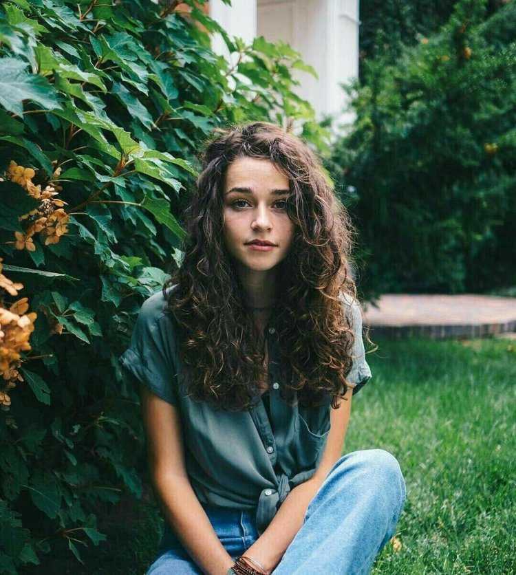 Девушка с вьющимися волосами