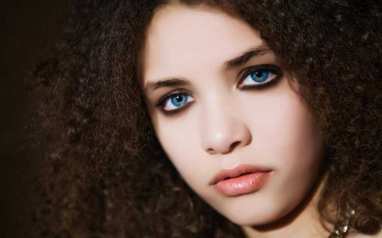 Кудрявая брюнетка с голубыми глазами