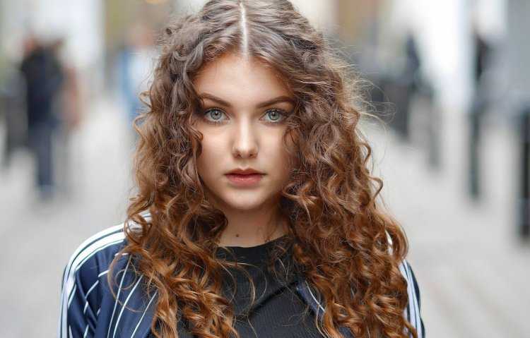 Волнистые волосы у девушек