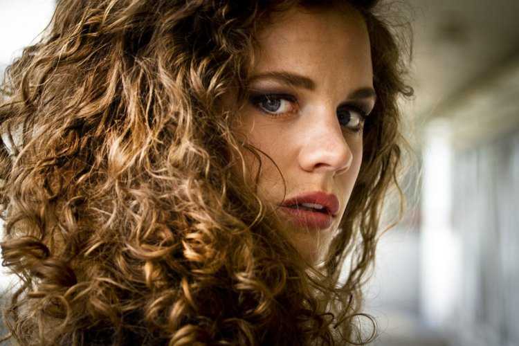 Кудрявые волосы у девушек