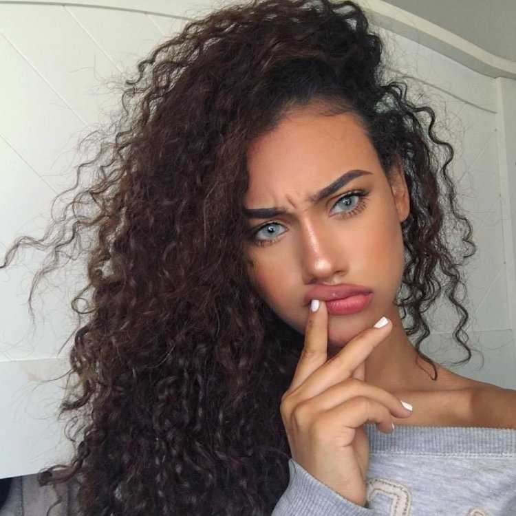 Кудрявые волосы и голубые глаза