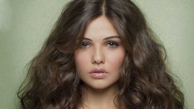 Брюнетки кудрявые с зелеными глазами65