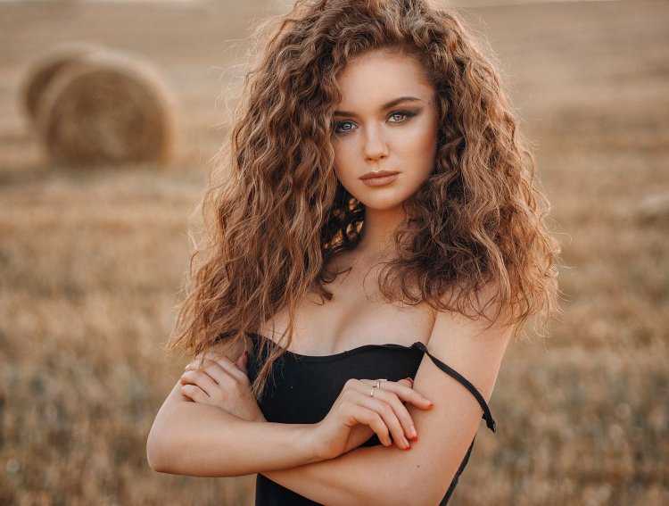 Брюнетки кудрявые с зелеными глазами71