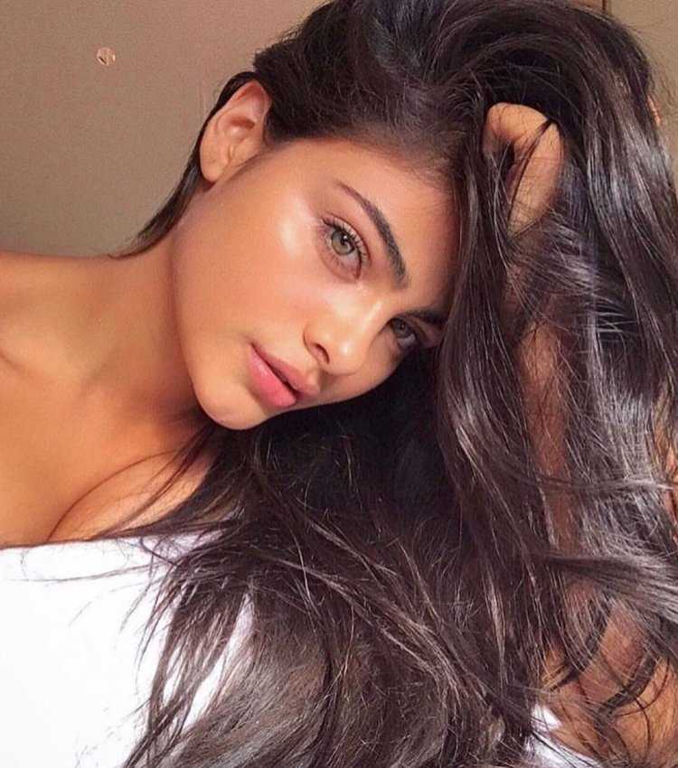 Модель Yovanna Ventura Dress