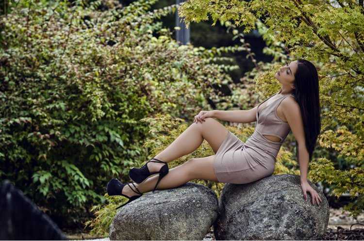 Брюнетки с красивыми ногами