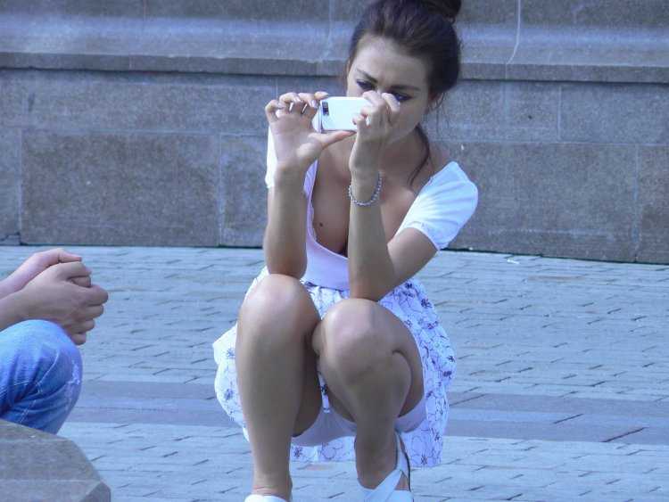 Девушки в трусах на корточках