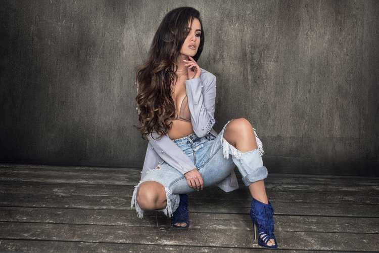 Девушки в джинсах на корточках