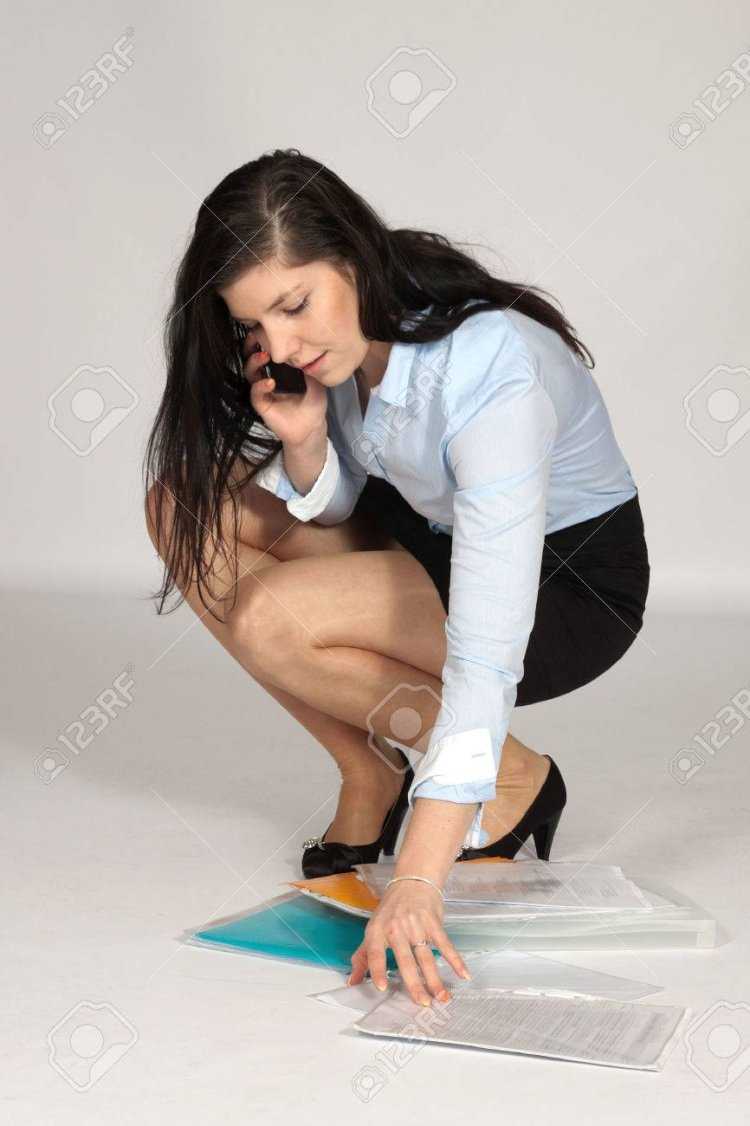 Девушка в офисе на корточках