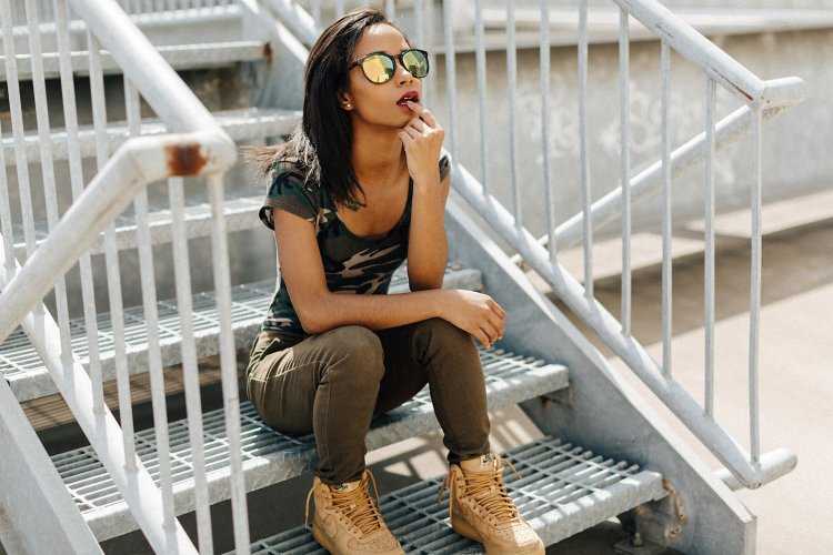 Брюнетка на лестнице